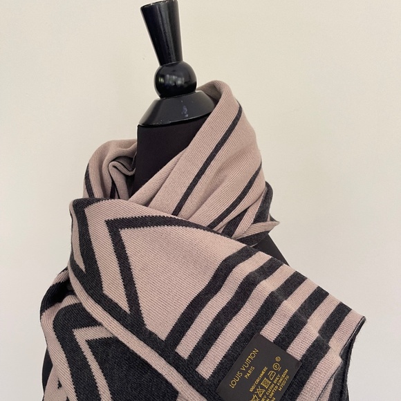 New Louis Vuitton Beige Cashmere Reversible Scarf - Picture 7 of 10